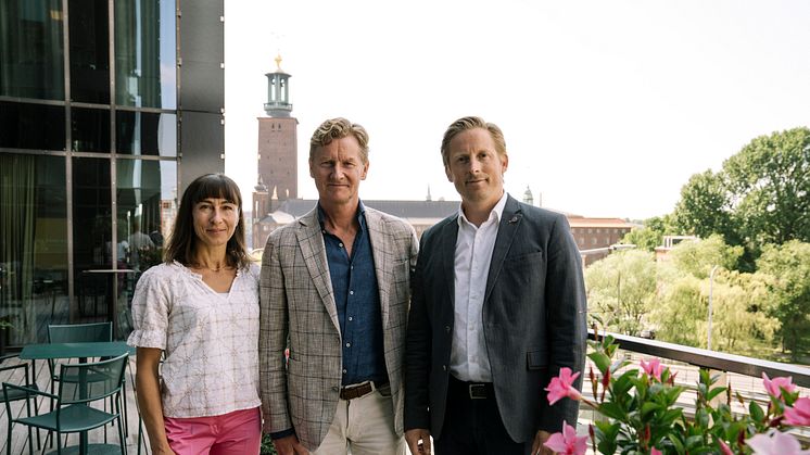 Sjef for Aneo Mobility i Sverige, Margareta Törnblad og salgssjef i Sverige, Simon Ahlin (til høyre), er alt igang. I midten sjef for Aneo Mobility i Norge, Stephan Juhl Nielsen. Bildet er tatt utenfor Aneo-kontoret i Stockholm.