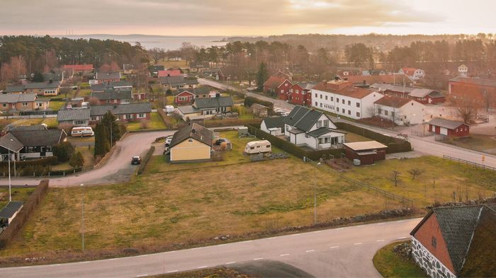 Oxelvägen i området Norje i Sölvesborg med de nya villatomterna i förgrunden. För högupplösta pressbilder se länk nedan.