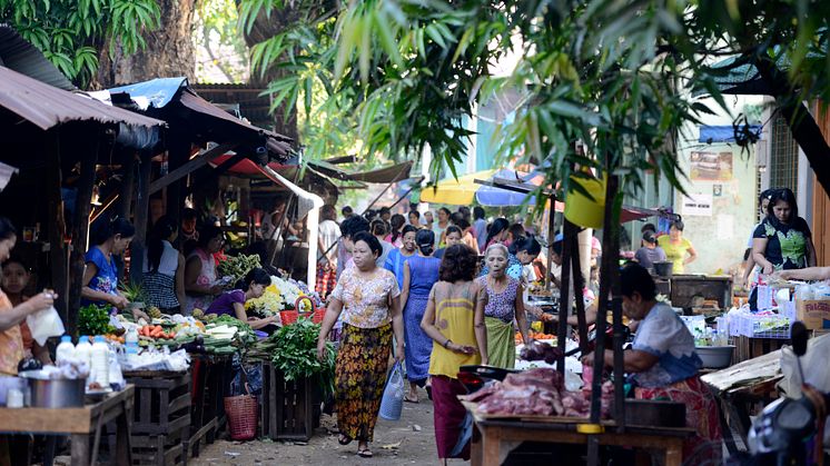 På marked i Asia: Vær forsiktig med salater, is, rått kjøtt, kylling og egg. Skyll frukt og grønnsaker godt for å unngå infeksjoner, anbefaler Storebrand. Foto: Colourbox