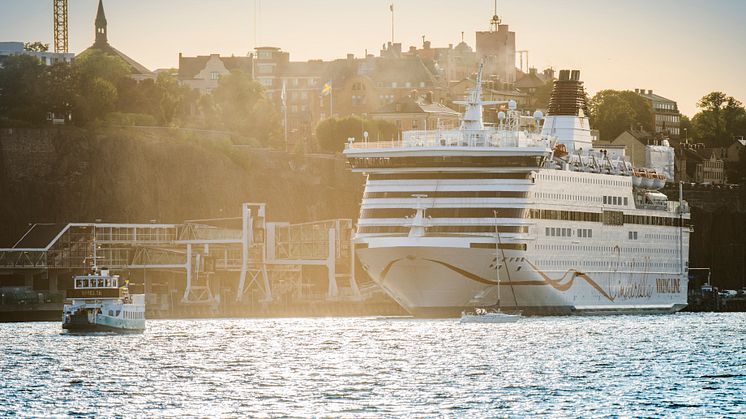 Viking Cinderella tar nu grön landel under hamntiden vid Stadsgårdskajen i Stockholm. Foto: Oliver Granö