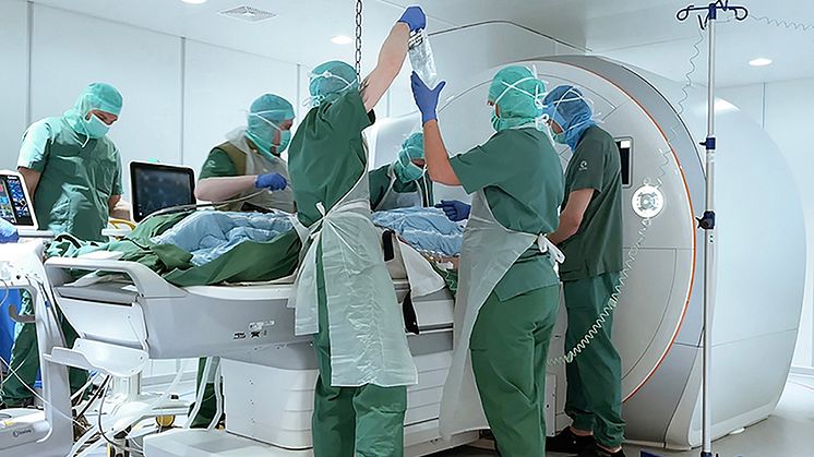 Det har krävt mycket arbete från ett stort team för att kunna operera patienter som ligger inne i en magnetkamera.
