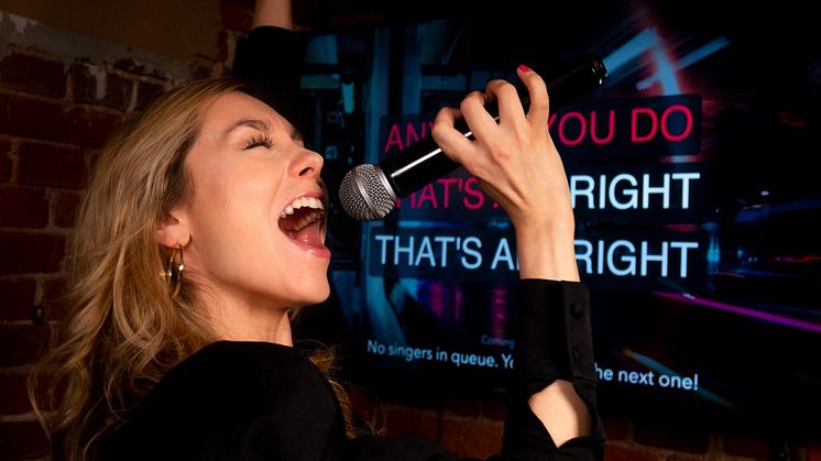 Bild: Kvinna sjunger karaoke