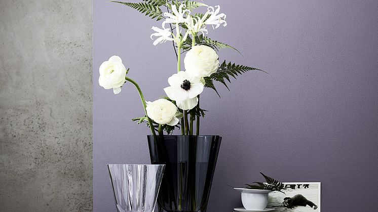 From porcelain to glass: in 2020 Rosenthal is re-launching the popular Flux Vase as glass edition.