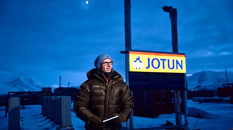Anders Skilbred, senior chemist i Jotun, ved teststasjonen utenfor Longyearbyen. Foto: Morten Rakke