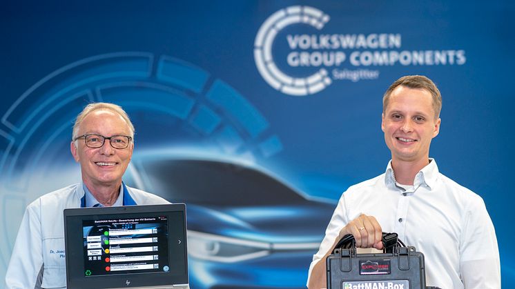 Robin Krause and Joachim Wöhle test used batteries with BattMAN ReLife in Salzgitter