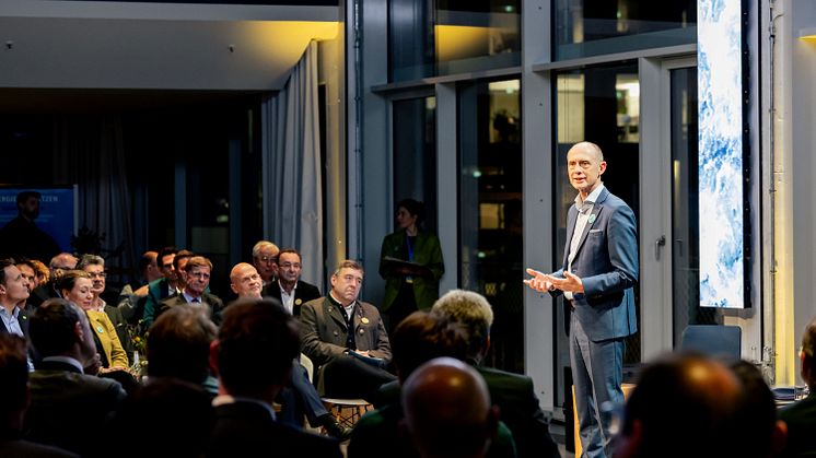 Heute gemeinsam für morgen – der Vorstandsvorsitzende der Bayernwerk AG, Dr. Egon Leo Westphal, macht bei der Veranstaltung BAYERN.NETZWERKEN deutlich: "Die Energiewende befindet sich in einer entscheidenden Phase."