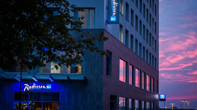 Radisson Blu Metropol & Nelly's Food Etc blir kontantfria