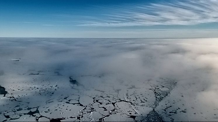 Moln i olika skikt i Arktis. Bilden tagen under ett tidigare projekt, ASCOS, med en kamera fastsatt under en fjättrad ballong.