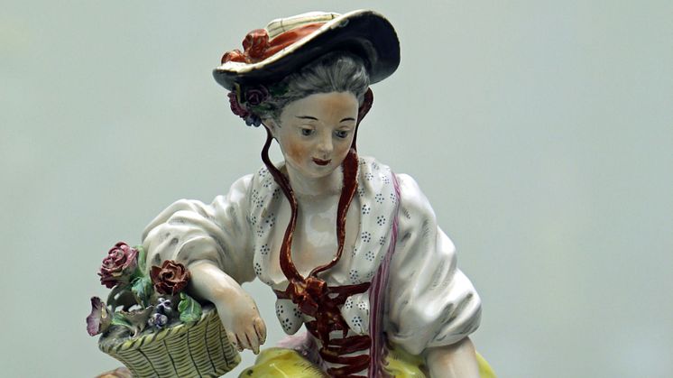 Ausstellung "DELFT PORCELAIN. Europäische Fayencen" - Frau mit Blumenkorb (Niderviller / nach 1780)