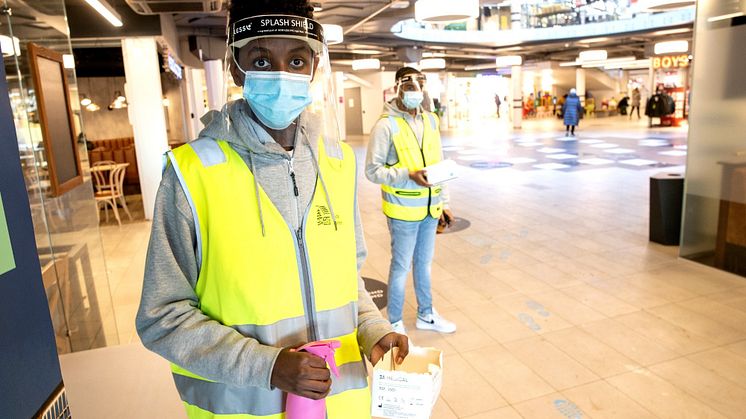 Koronavertene var et fast syn på Stovner Senter i 16 måneder under pandemien. 