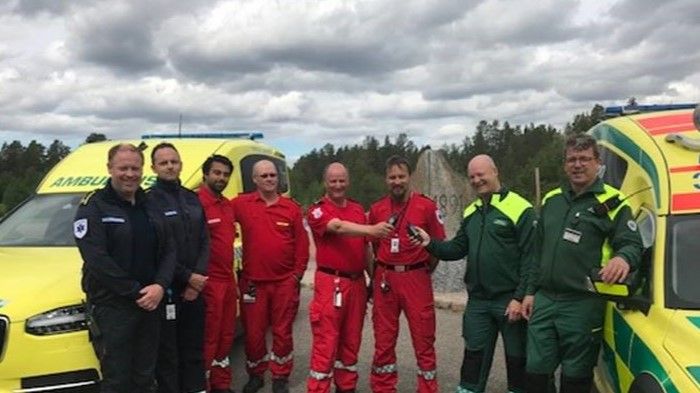 På bilden ses personal från ambulansen Särna, Bengt Olsson och Ola Jönsson samt ambulansen Drevsjö som möts på gränsen mellan Sverige och Norge.