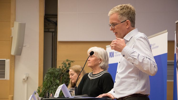 Gunilla Persson, tillförordnad smittskyddsläkare, Brita Winsa, hälso- och sjukvårdsdirektör, och Anders Johansson, överläkare Vårdhygien, vid tisdagens presskonferens. 