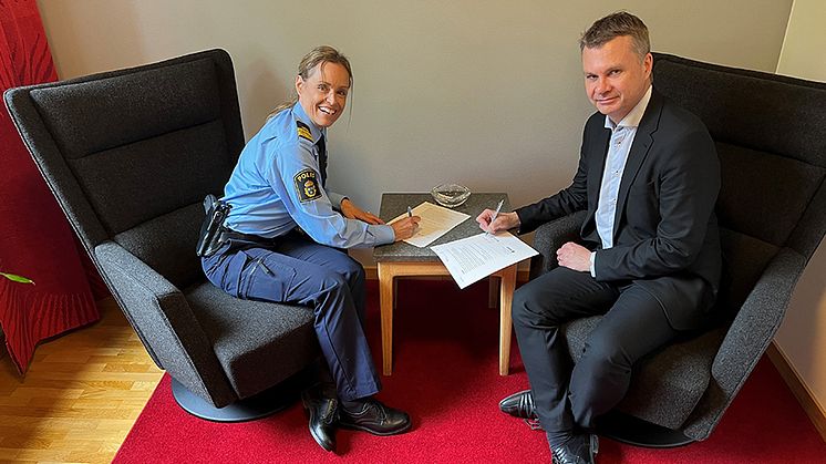 Pernilla Wetterskog, lokalpolisområdeschef, och Ulf Olsson, kommunalråd, undertecknar den nya samverkansöverenskommelsen.