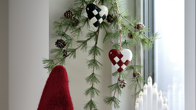 La nuova collezione incarna gli elementi senza tempo della tradizione natalizia nordica, come i cuori, gli abeti e le stelle, insieme ai sempre affascinanti gnomi scandinavi con i loro caratteristici cappelli rossi.