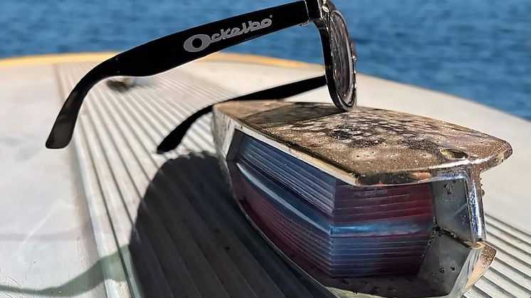 Ockelboföretaget Ockelbo-Collection har i år tagit fram exklusiva solglasögon med den klassiska logotypen på. Modellen är unisex och ger ett klassiskt intryck.