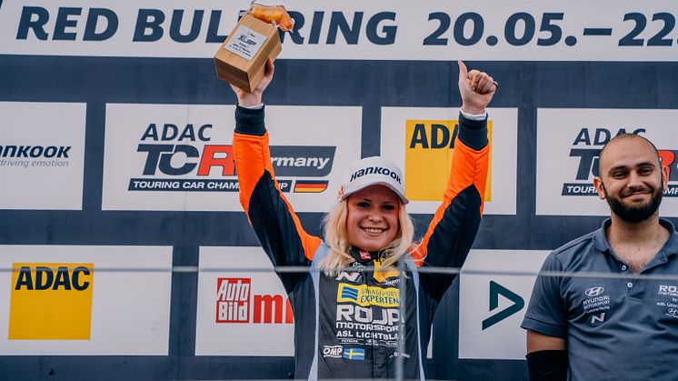 Jessica Bäckman on top of the podium. Photo: MameMedia (free rights to use images)