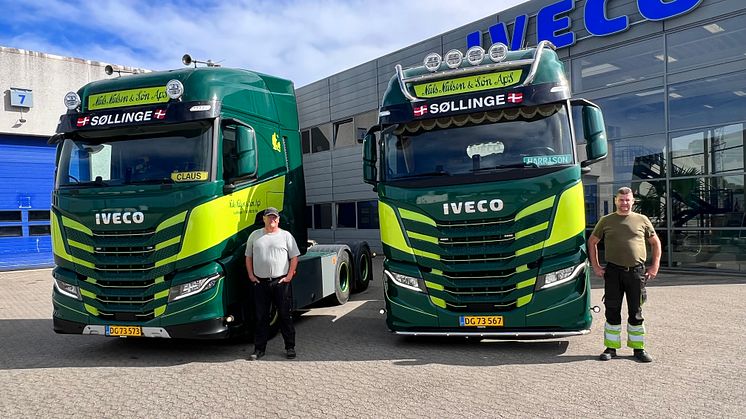 To nye IVECO til vognmandsforretningen Niels Nielsen & Søn i Søllinge på Fyn. Til venstre er det Claus Kastrup Nielsen ved sin nye IVECO X-Way 570 6x4 tandemtrækker og Søren Harrison Hansen (til højre) med sin nye IVECO S-Way 570 6x2 bogietrækker.