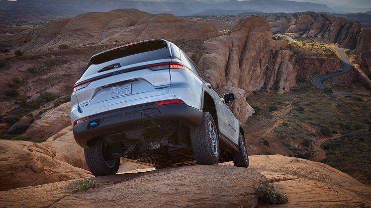6_All-new 2022 Jeep� Grand Cherokee Trailhawk 4xe