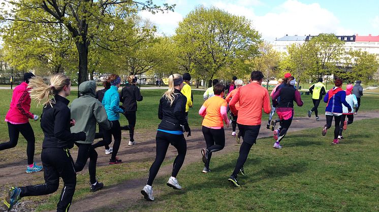 Över 1000 yogisar joggar på Gärdet