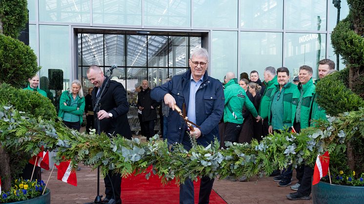 Koldings borgmester, Knud Erik Langhoff, og indehaver af Plantorama, Peter Vang Christensen, stod for klipningen af planteranken