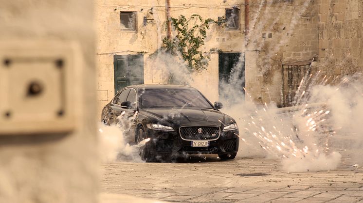 Jaguar XF sedan under prøver på filmsettet til No Time To Die. © 2021 Danjaq, LLC og MGM. Med enerett.