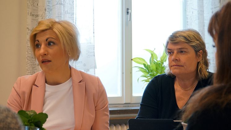 Riksdagsledamoten Sofia Nilsson (C) och regionrådet Birte Sandberg (C) på studiebesök hos Frida Kvinnojour i Hässleholm 