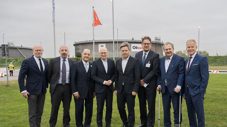 M. Westhagemann, Wirtschaftssenator; J. Perkins, Mabanaft; S. Ghasemi, Air Products; Dr. Tschentscher, Hamburgs Bürgermeister; Dr. Habeck, Bundeswirtschaftsminister, C. Witte, M&B; J. Kerstan, Umweltsenator; J. Meier, HPA. © Mabanaft GmbH & Co KG