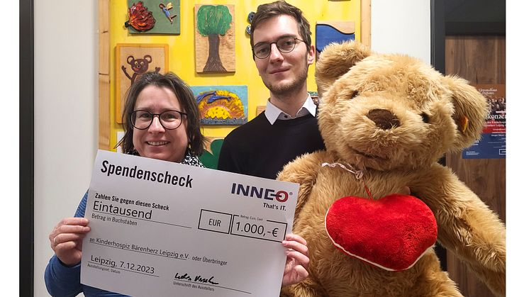 Kerstin Stadler und Lukas Kirschner freuen sich über den Spendenscheck