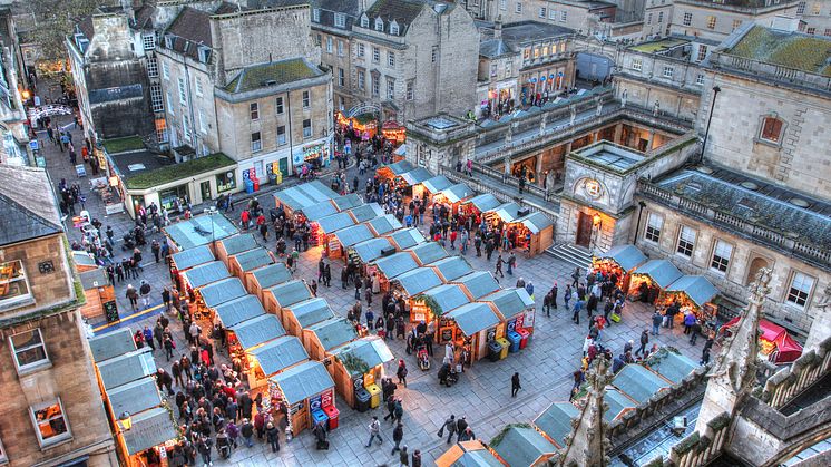 DEST_ENGLAND_UK_BATH_ABBEY_CHRISTMAS_MARKET_GettyImages-460022105_Universal_Within usage period_88139