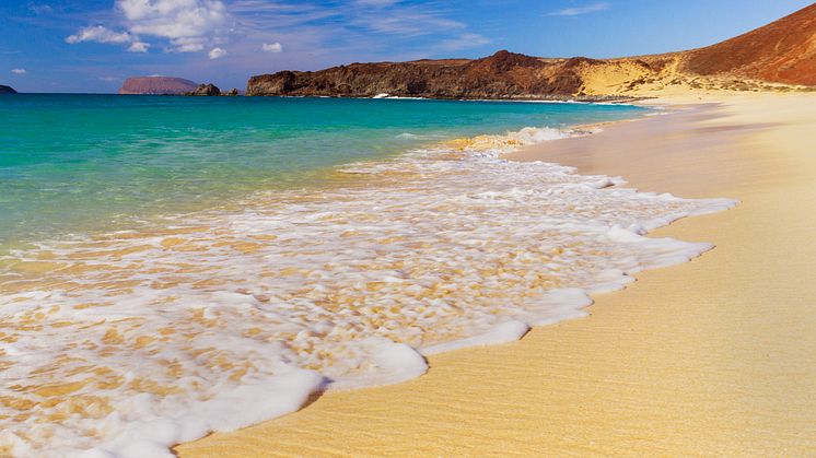 En dag med sol och bad på Playa de las Conchas på ön La Graciosa är svårt att motstå. Foto: Canary Islands Tourism.
