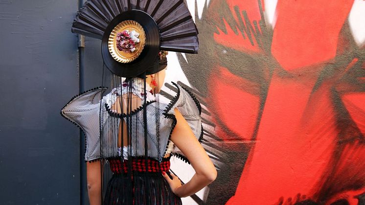 Kopfteil des 'Geisha' Kleides bestehend aus einem Fächer, einer Schallplatte und einer Keksverpackung