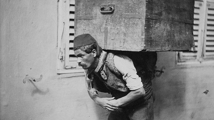 En turkisk bärare. Foto: Guillaume Berggren, före 1920. Inv. no. GB17. Källa: Statens museer för världskultur – Medelhavsmuseet