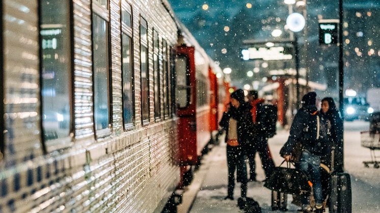 snälltåget vinter med resenärer