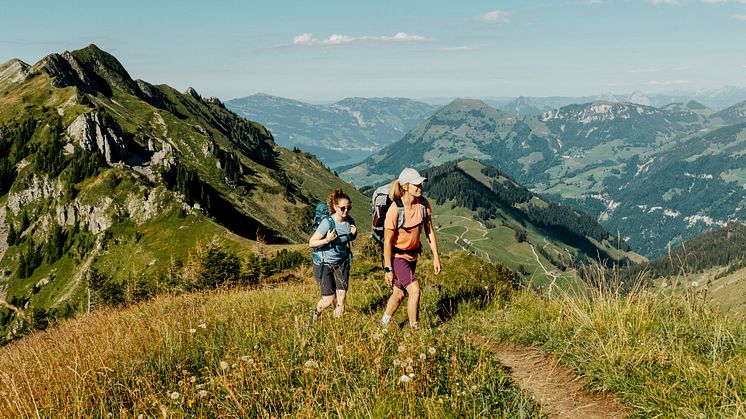 Wanderinnen auf dem Tell-Trail in der Region Luzern-Vierwaldstättersee (c) Schweiz Tourismus, Silvano Zeiter