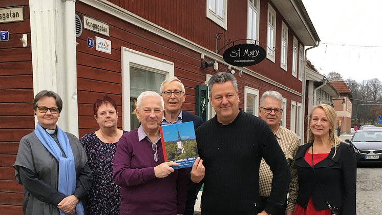 Göran Karlsson och Rolf Karlsson presenterade boken på fredagen tillsammans med representanter för församlingen - Monica Wallsten, Christina Dahlström, Bengt Isman, Greger Nilsson och Maria Lindstedt.