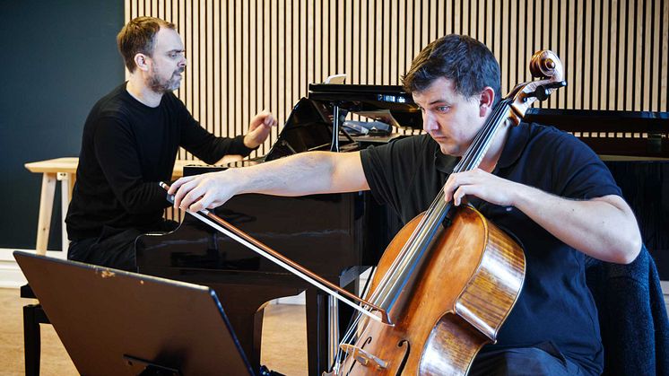 Zéphyrin Rey-Bellet och Sam Armstrong repeterar inför Candlelight Concert (Foto Lisa Madestam)