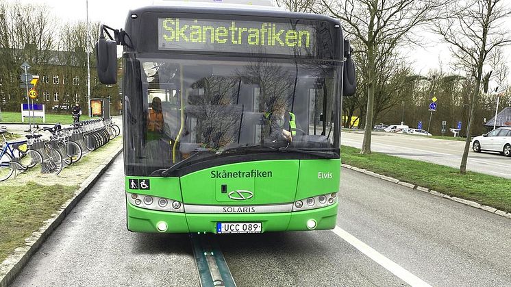 Vägen där bilen laddas när du kör