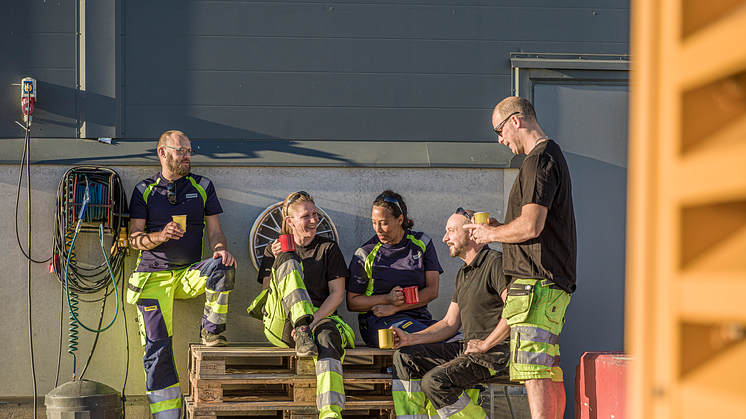 8 av 10 tycker att arbetsklimatet blir bättre på en jämställd byggarbetsplats. Dessutom jobbar man mer effektivt. Det visar siffror från Ramirentrapporten. Foto: Ramirent