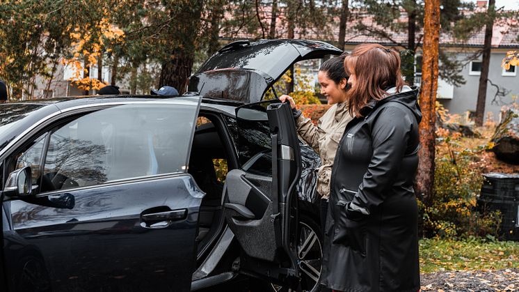 BMW och Elbilio inviger elbilspool i Bagarmossen