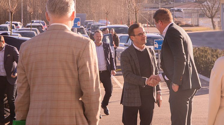 Statsminister Ulf Kristersson hälsas välkommen av Axjo Groups VD och koncernchef, Jacob Nilsson