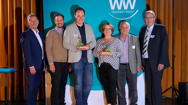 WWKULTURPREIS22 fürs Cafe (v. l.): Jürgen Noch, WW, Simon Hillebrand und Stefan Marx, Cafe & Zimmertheater, Nadine Fellmann, Stadt HX, Laudator Hans Jacobshagen und Volker Rodemund, Stadt HX.