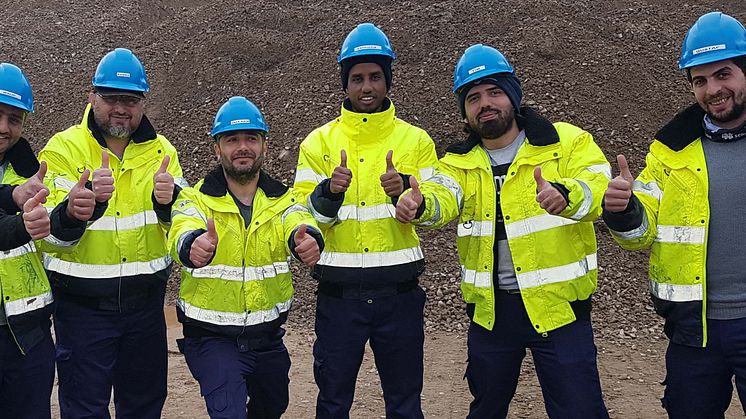 Förhoppningsfulla elever i ett skånskt grustag på Yrkesakademin i Höör.