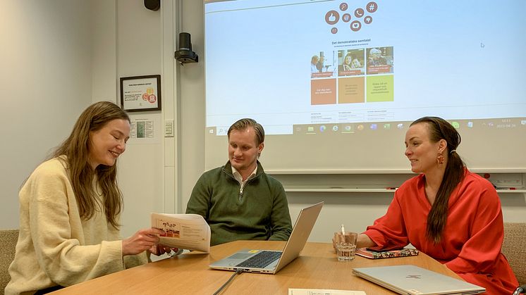 Milica Konculov på Folkuniversitetet och Oliver Sundblad på Färjestads BK pratar med kommunstyrelsens ordförande Linda Larsson (S) om utbildningen Det demokratiska samtalet.