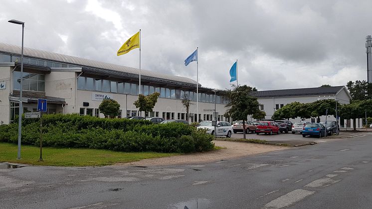 Högskolan Västs flagga vajar utanför Campus Västervik.