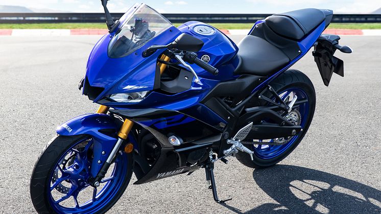 「YZF-R25 ABS」　ディープパープリッシュブルーメタリックC