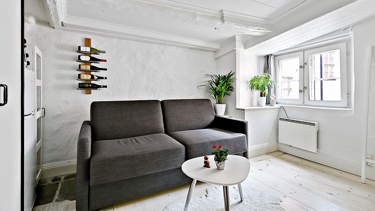 Nytt prisrekord på den fortsatt heta Stockholmsmarknaden. Lägenhet på 12 kvm såld för 200.000 kr/kvm.