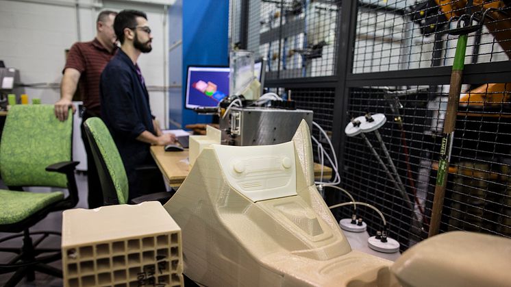 Tester 3D-printer for spesialtilpassede bildeler 