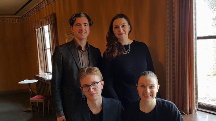 OperaNära består av Carl-Johan Falk och Lena Ehnvik (stående) samt Marin Hillberg och Rebecka Johnston (sittande).