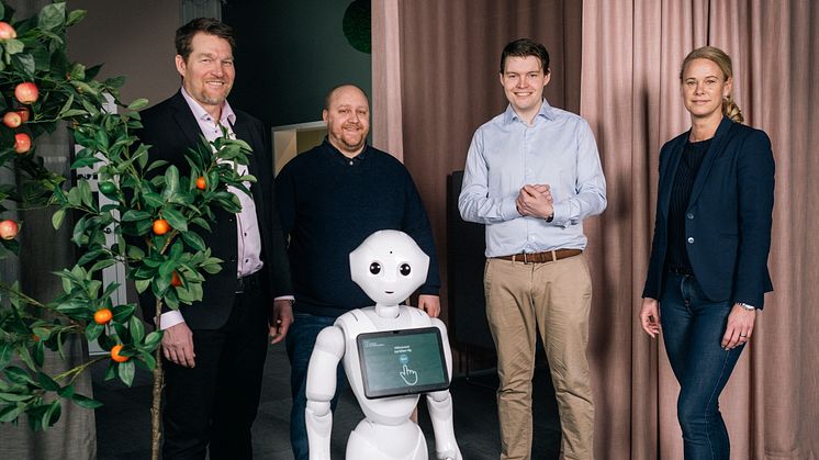 Henrik Örneblad, vd på Huddinge Samhällsfastigheter och Mathias Holm, IT & digitaliseringschef på Huddinge Samhällsfastigher tillsammans med bolagets AI-robot Pepper samt Joel Pettersson, vd på Digital Edge och Kristin Berg, vd på FAST2.