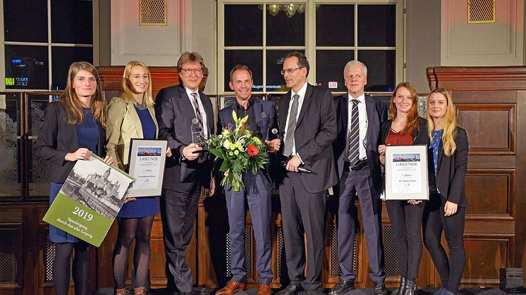 Die Preisträger: Prof. Andreas Schulz (3.v.l.) für das Gewandhausorchester und Dr. Michael Maul (4.v.l.), Intendant des Bachfests Leipzig, erhielten den Leipziger Tourismuspreis 2018 von Volker Bremer (LTM GmbH)